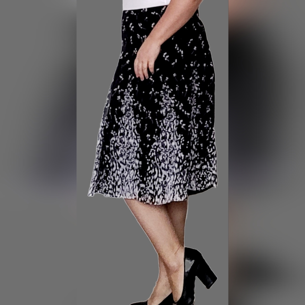 Jones New York 100% Silk Flowy Knee Length Skirt Lined Blk/Wht Floral 16W